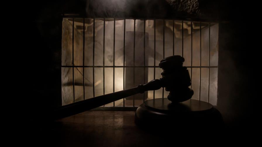 Un anciano le pagó a una mujer para que se grabara abusando de su hijo