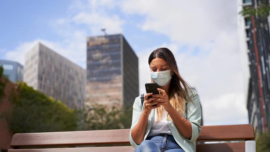 El uso del móvil también puede dañar tu cuello y así puedes evitarlo