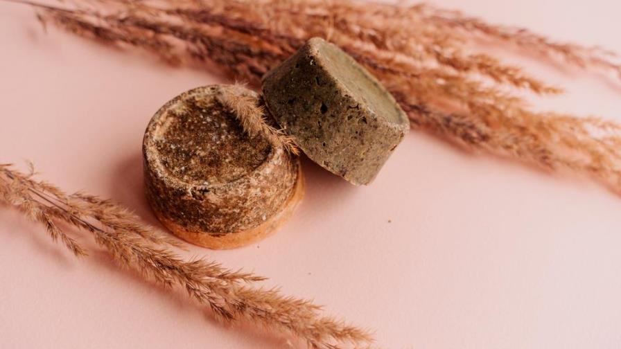 Qué es, cómo debe usarse y cuáles son los beneficios del champú sólido