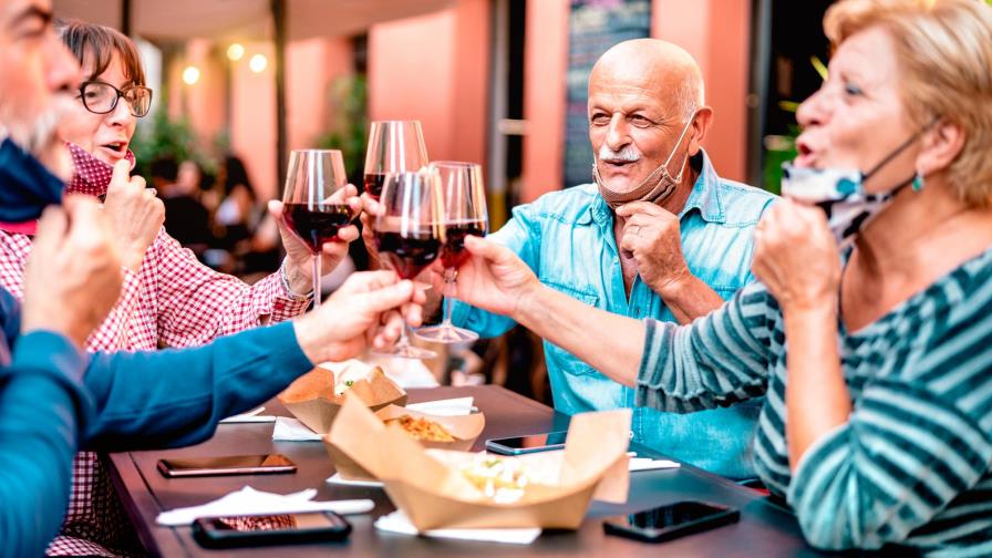 La población vacunada de EEUU podrá ir sin mascarilla en espacios cerrados