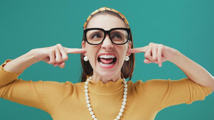 Una mujer con una rara condición médica no puede escuchar la voz de los hombres