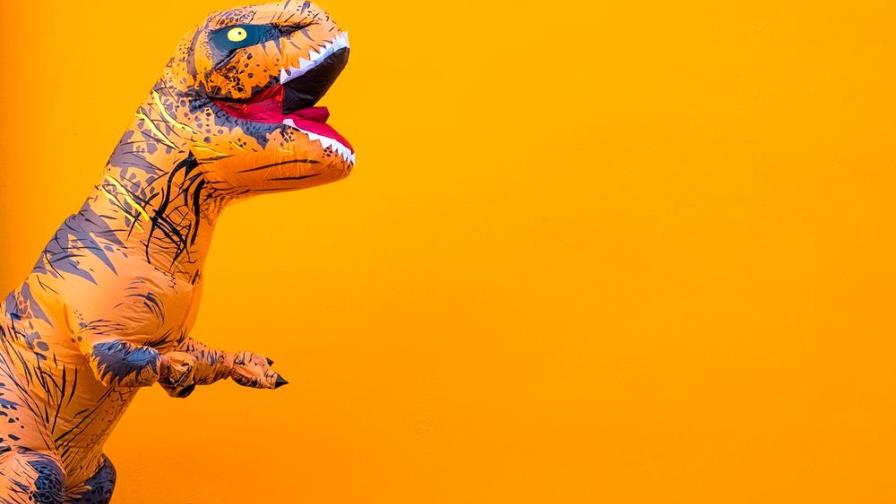 En Malasia fue a vacunarse un dinosaurio