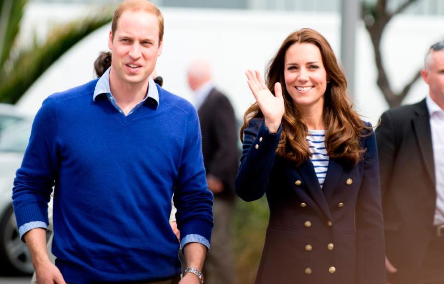 El Príncipe William y Kate Middleton juegan al bingo con residentes de un geriátrico
