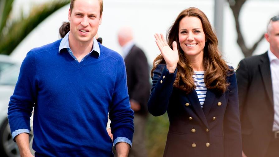 El Príncipe William y Kate Middleton juegan al bingo con residentes de un geriátrico