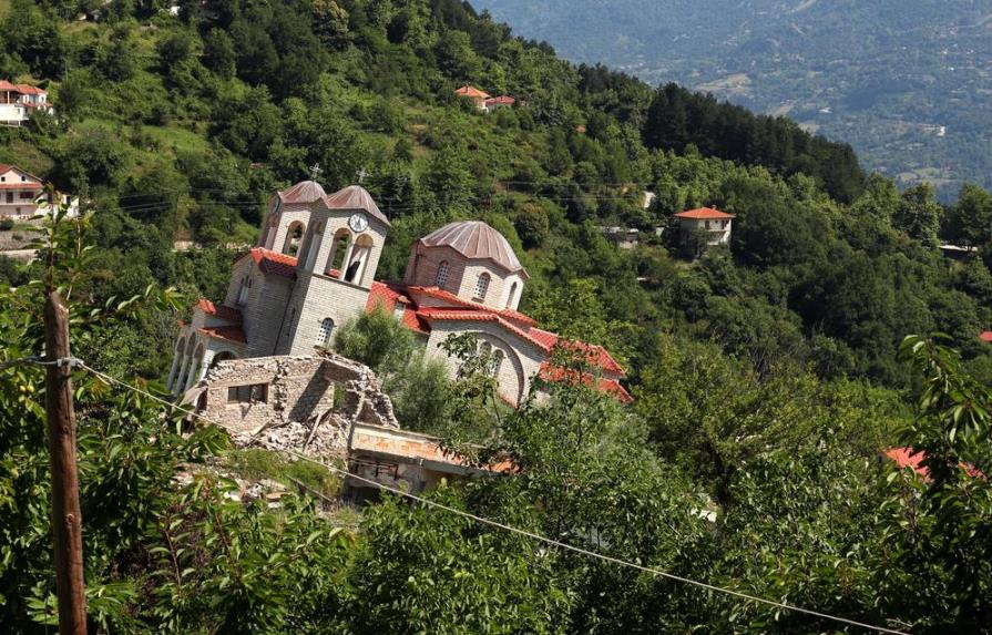 Pueblo fantasma en Grecia: la famosa iglesia inclinada
