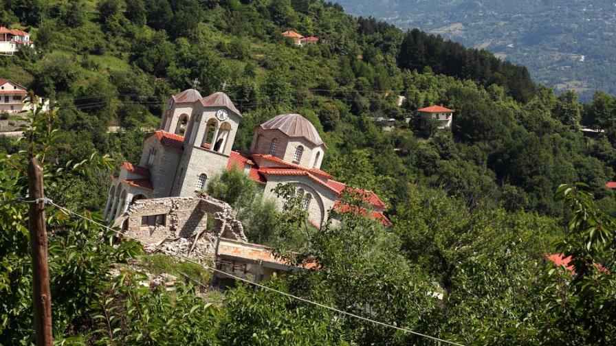 Pueblo fantasma en Grecia: la famosa iglesia inclinada