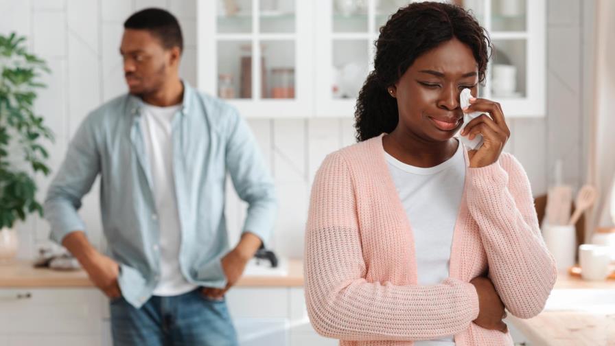 Él no deja que ella le olvide