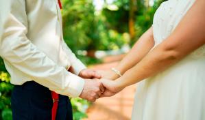 Vio a su esposa sin maquillaje: quiere divorciarse.