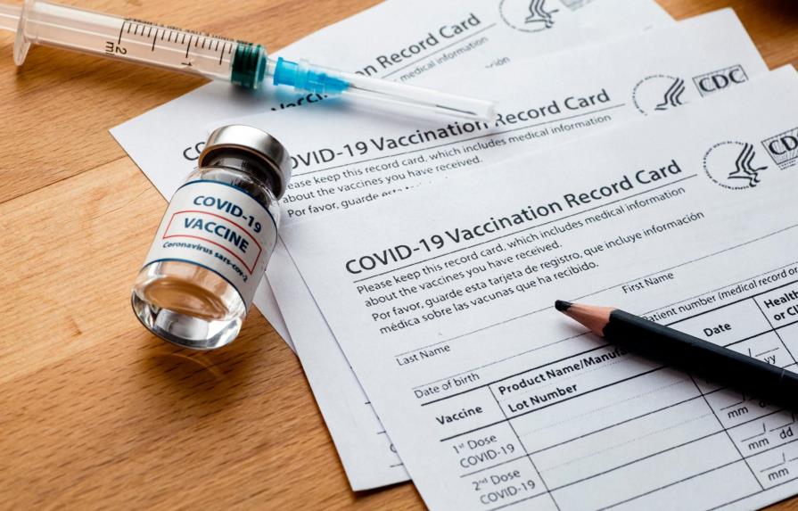 Detienen a mujer con 21 tarjetas falsas de vacuna anticovid en Nueva York
