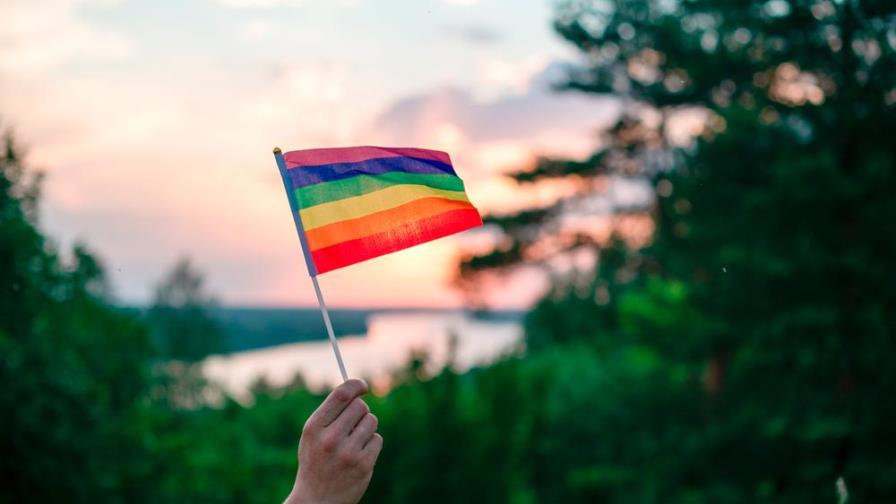 Despidieron a una maestra por sugerir a sus alumnos jurar lealtad a la bandera LGBT