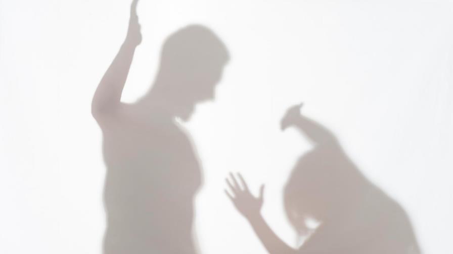 Se entrega hombre que fue grabado golpeando a su mujer a palos Se entrega hombre que fue grabado golpeando a su mujer a palos