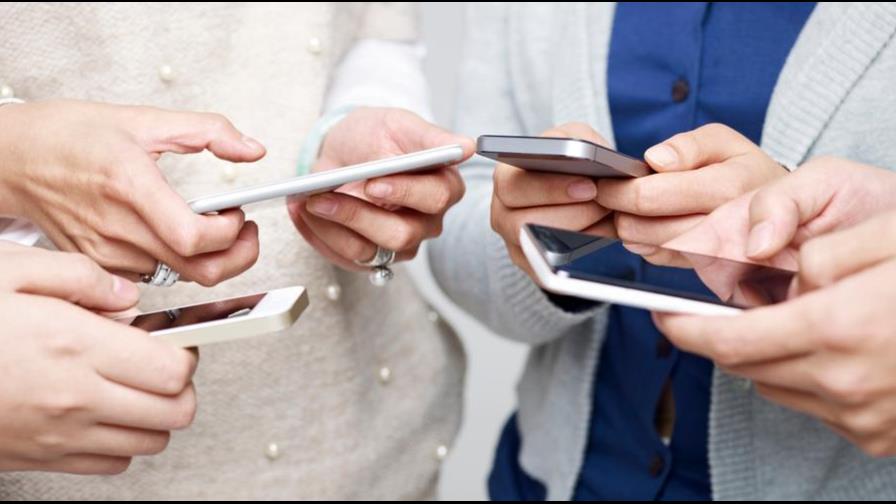 Qué es el envejecimiento digital y cómo el móvil arruina tu piel