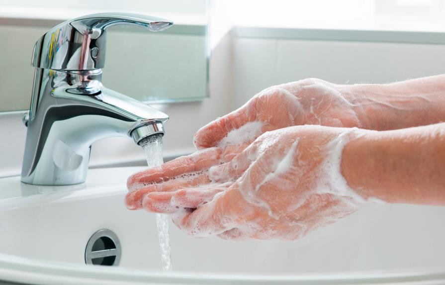 Esta es la forma correcta de lavarse las manos, según la OMS