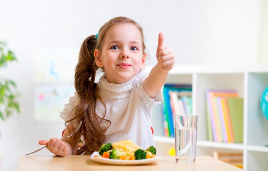 La importancia de enseñar a comer a los niños