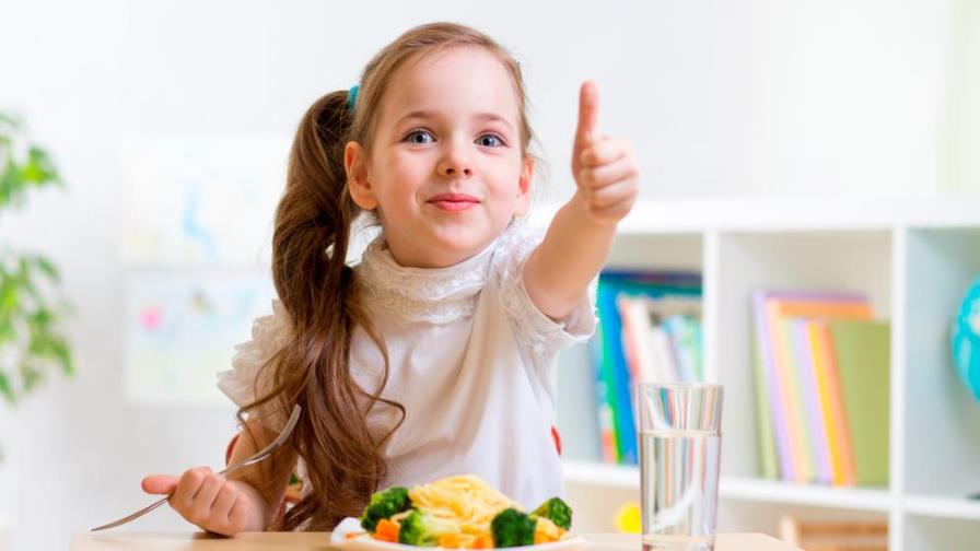 La importancia de enseñar a comer a los niños