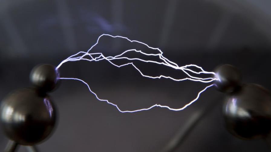 ¿Por qué algunas personas pasan corriente eléctrica al tocarlas?