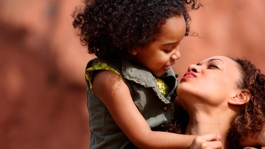 La niña no se le despega           a la madre...