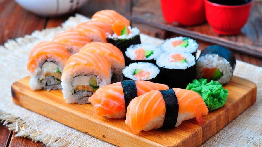 Cómo hacer sushi casero de salmón: paso a paso