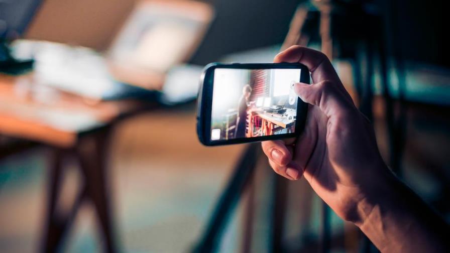 ¿Facebook te espía por la cámara de tu móvil?