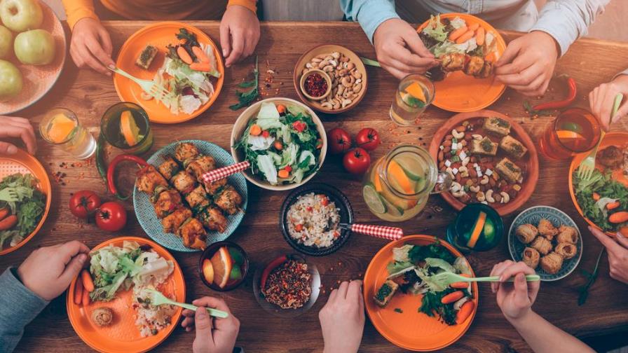 4 comidas y bebidas que debes evitar si no quieres envejecer rápido