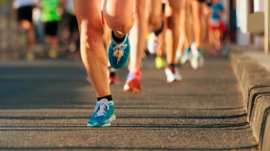 Un corredor se dejó rebasar por otro que había equivocado el camino Un corredor se dejó rebasar por otro que había equivocado el camino