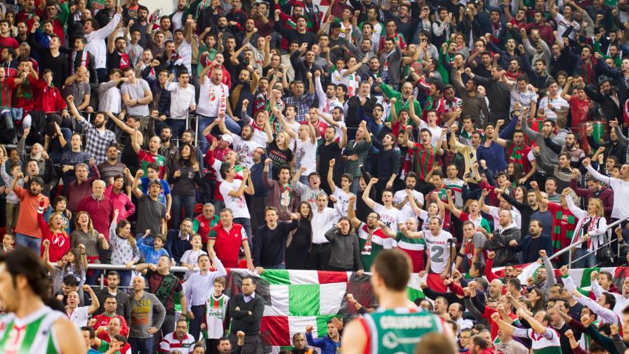 Los fans de la NBA reaccionan a la NBA imponiendo el himno nacional de los Estados Unidos