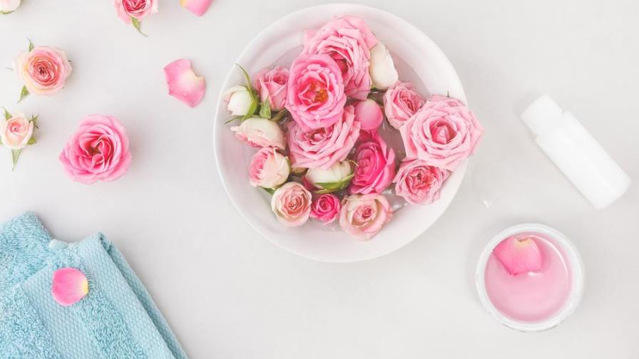 Puedes usar pétalos de rosa para cuidar tu piel