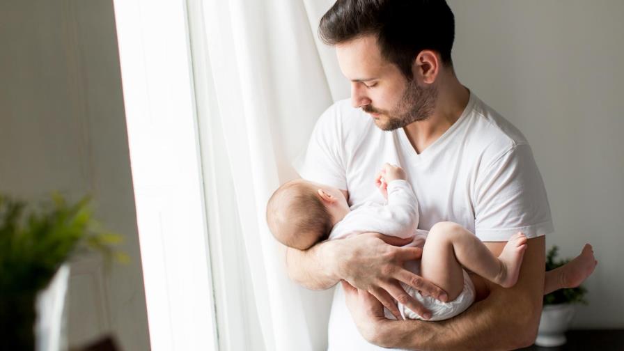 Crean iniciativa para aumentar la licencia de paternidad en República Dominicana