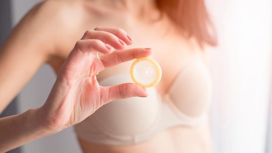 ¿Qué sucede si el preservativo queda dentro de la zona íntima?