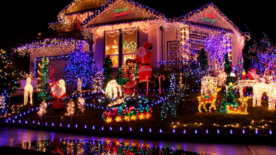 Multarán a familia de Florida por decorar su casa antes de navidad
