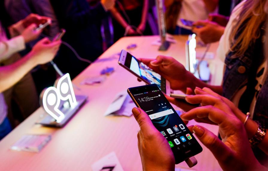 Telefónicas globales retiran teléfonos Huawei por medidas de EEUU