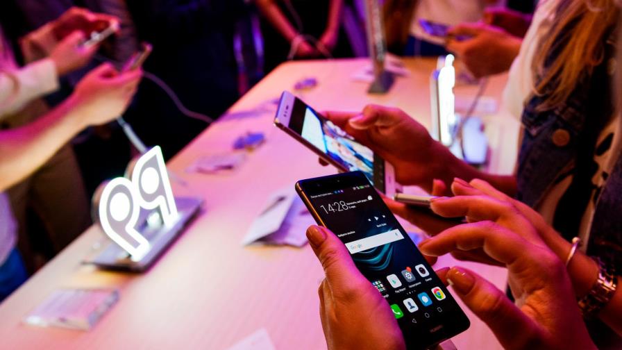 Telefónicas globales retiran teléfonos Huawei por medidas de EEUU