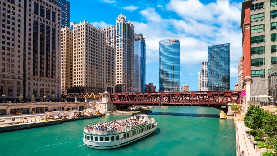 Muere niño al naufragar su bote en el río en Chicago