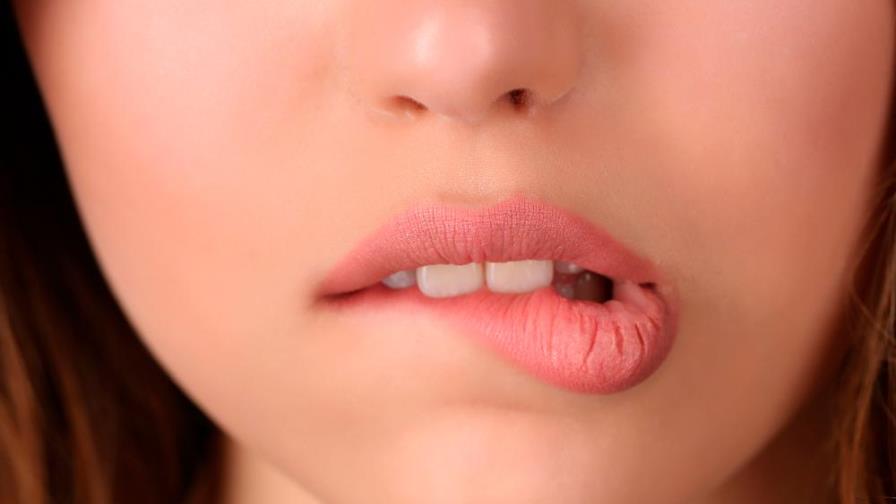 ¿Te muerdes los labios? Se llama quilofagia y puede generarte muchos problemas