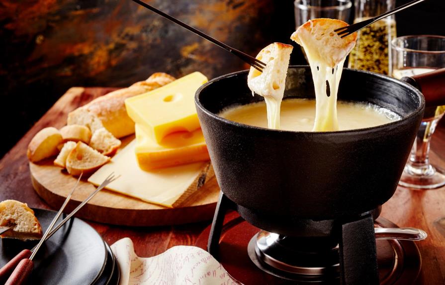 La ciencia suiza busca la fórmula perfecta de la fondue, el plato nacional