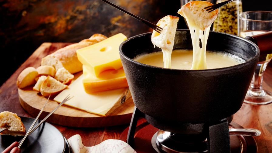 La ciencia suiza busca la fórmula perfecta de la fondue, el plato nacional