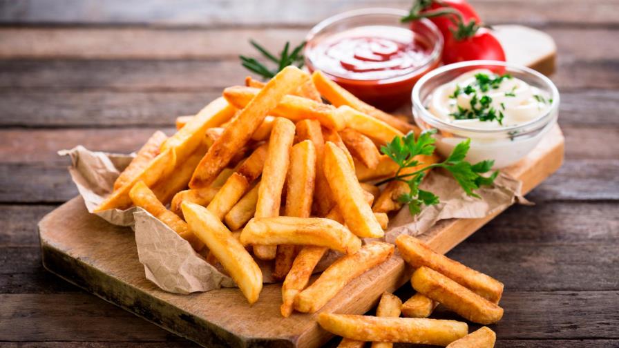 Viral en TikTok: quiso cobrarle a su amigo un par de papas que le quitó del plato