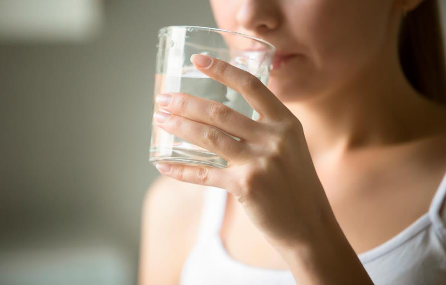 ¿Por qué tomar agua en la mañana ayuda la salud?