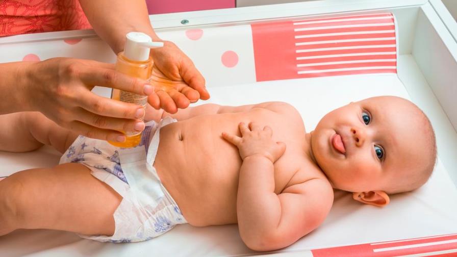 Mira todos los usos que puedes darle al aceite para bebés que nada tienen que ver con bebés