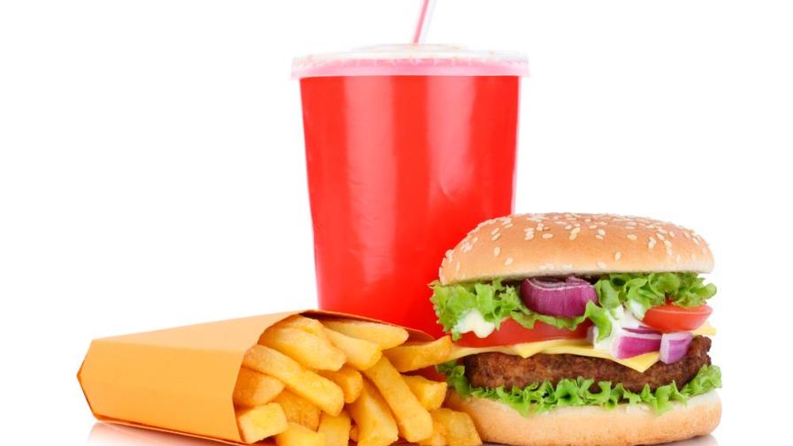 Hamburguesa, papas y refresco ¿sabemos cuántas calorías tiene este habitual plato?