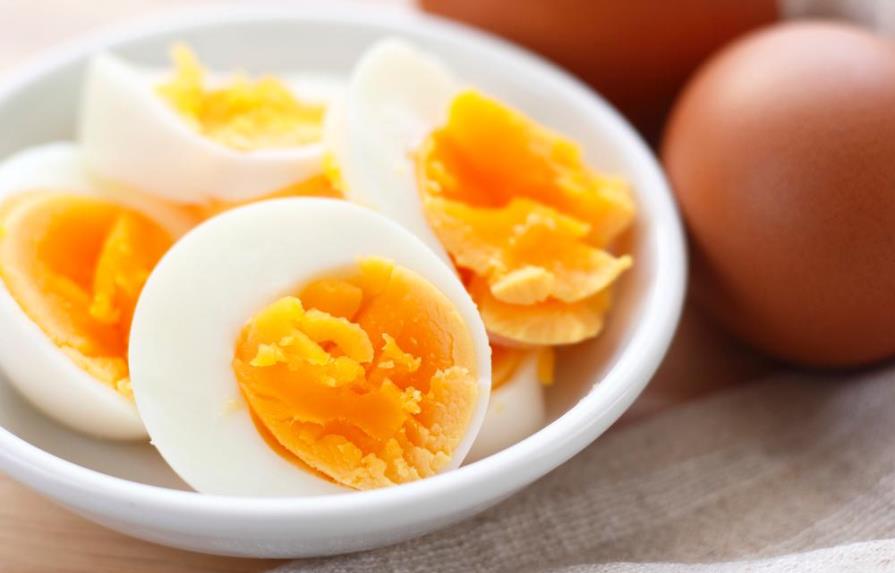 En las redes se viralizó un método para cocinar un huevo duro sin agua 