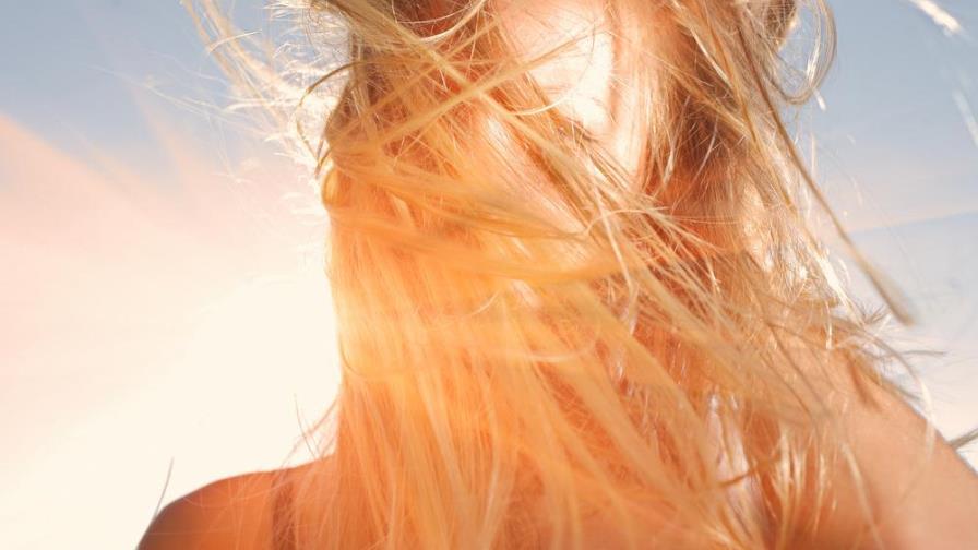 Sigue estos consejos para proteger tu cabello del sol