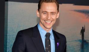 Tom Hiddleston se muestra junto a su novia