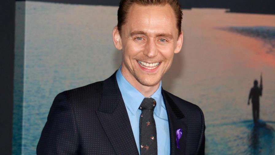 Tom Hiddleston se muestra junto a su novia