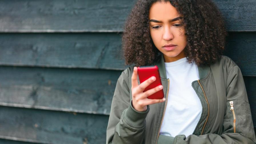 Es adicta al celular