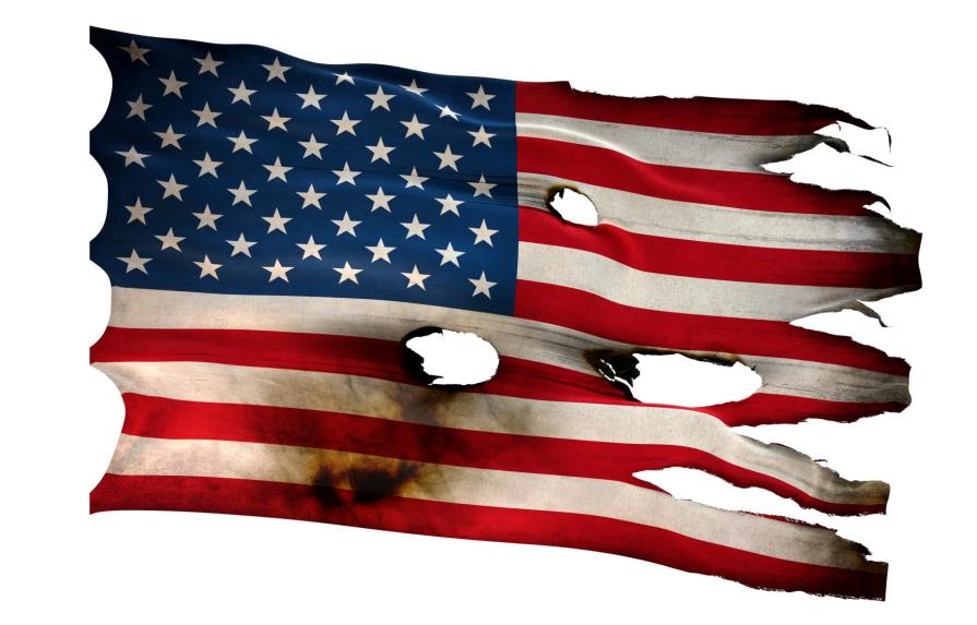 Banderas de EEUU quemadas y derribo de estatua de Colón en noche de protestas