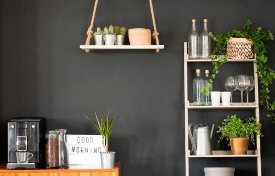 Una escalera, mil usos: 7 ideas creativas para decorar el hogar