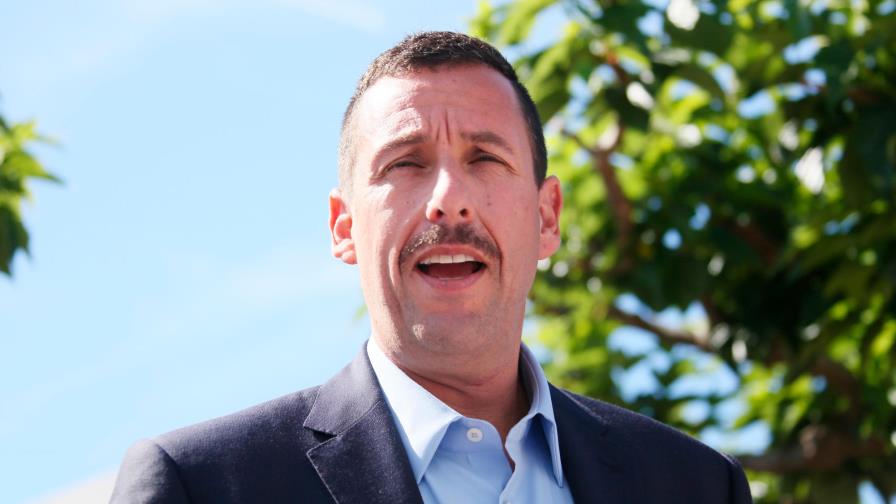 Mesera se hace viral tras no conocer a Adam Sandler