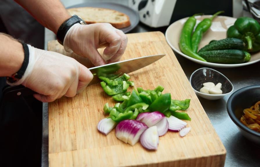 Estos hábitos comunes a la hora de cocinar pueden dañar tu salud