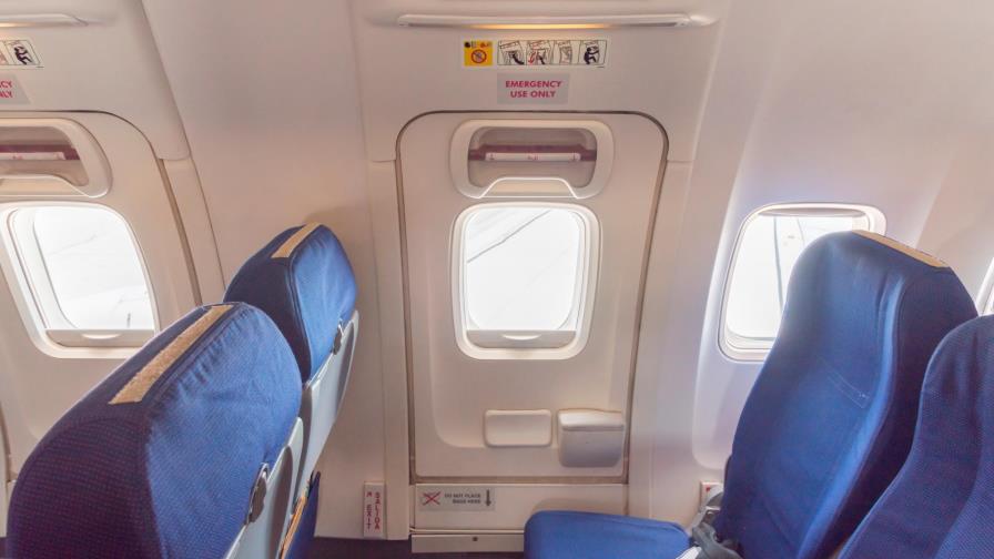 Británica que intentó abrir puerta de un avión en vuelo: “Os voy a matar a todos”